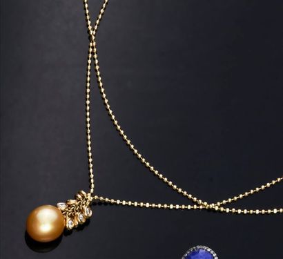 Poiray. Collier en or 750e, constitué d'une chaine retenant en pendentif une perle...