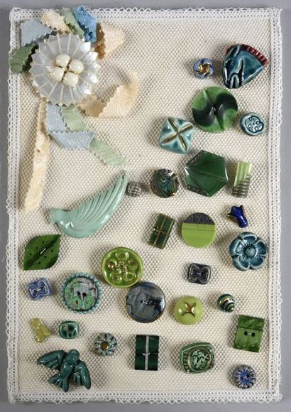 null Lot of green buttons. Various materials including very beautiful bird button,...