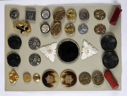null Lot fr buttons. Various materials including a ceramic (siren) and two galaliths...