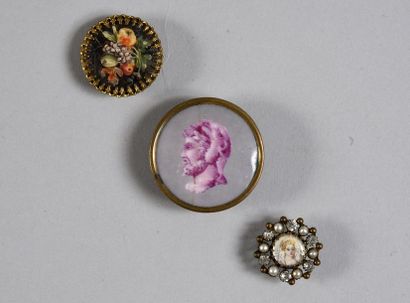 null Lot of buttons. Various materials including an engraved one, a Jacques Gautier...