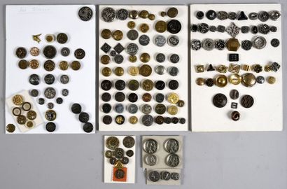 null Important batch of buttons. Mainly metal. 20th century.