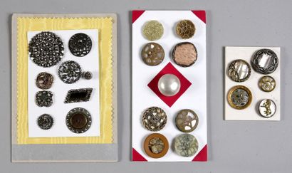 null Lot of buttons. Metal and mother-of-pearl. One of them is François Hugo (metal...