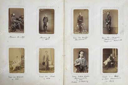  FAMILLE IMPÉRIALE DE RUSSIE. Grand album de photographies en cuir contenant 60 portraits...