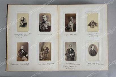 null FAMILLE IMPÉRIALE DE RUSSIE.
Grand album de photographies en cuir contenant...