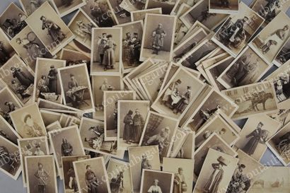 null PETITS MÉTIERS RUSSES.
Rare ensemble de 137 photographies signées H. Laurens...