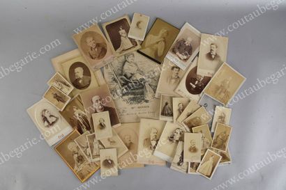 null ACTEURS FRANÇAIS ET RUSSES.
Ensemble de 46 portraits photographiques anciens,...
