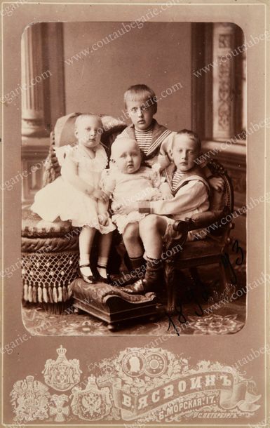 null ENFANTS DU GRAND-DUC CONSTANTIN CONSTANTINOVITCH DE RUSSIE.
Portrait photographique...