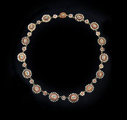  Délicat collier en or 750e, à motif de médaillons en micromosaïque à décor de panier...