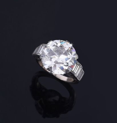  Bague en platine 850 millièmes, ornée d'un diamant rond de taille ancienne en serti...