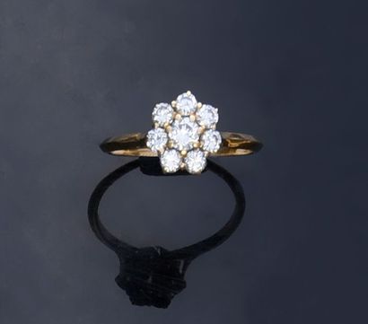 null Bague en or 750 millièmes, stylisant une fleur ornée de diamants brillantés...
