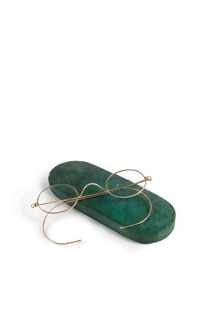  Paire de lunettes en or, dans un écrin en galuchat vert. Début du XIXe siècle. Poids...