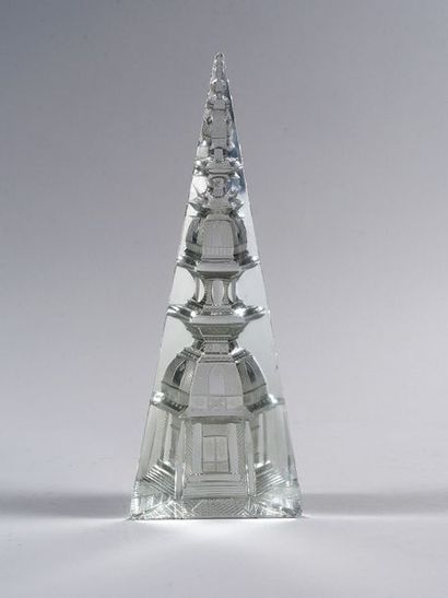 null Bloc de verre en forme de pointe triangulaire, le revers sculpté d'une pagode...