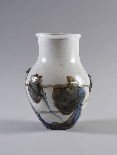 Jean Claude NOVARO (1943-2015) 
Vase irisé blanc à applications à chaud de larmes...
