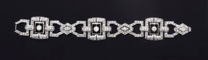 null Bracelet articulé en platine 850e, à motif rectangulaire centrés d'un diamant...