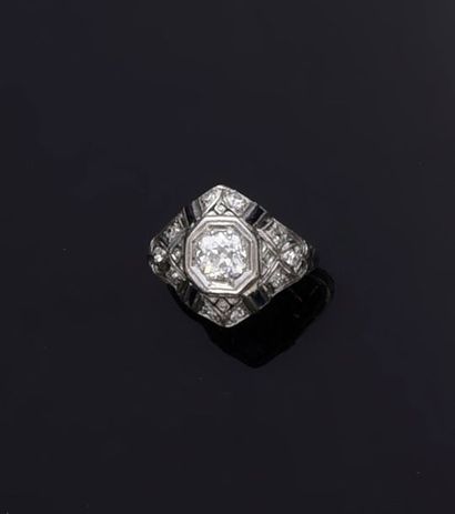 null Bague en platine800e, sertie d'un diamant de taille ancienne dans un motif octogonal...