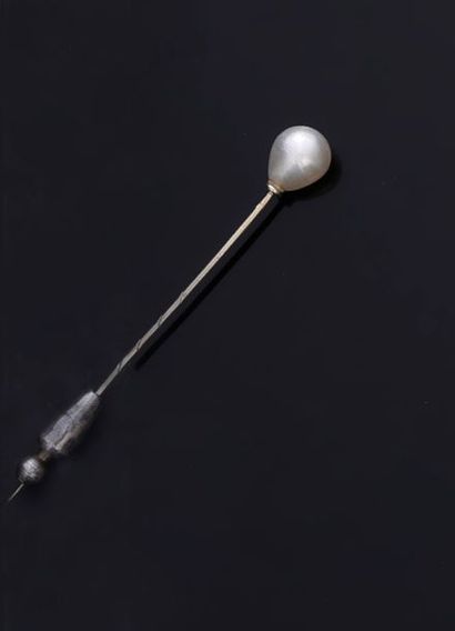 BUCHERER Epingle de cravate en or gris 750e, sertie d'une perle fine poire. ( attache...