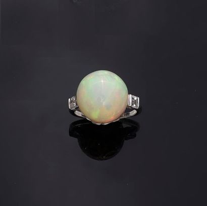  Bague en or gris 750 millièmes, ornée d'un perle d'opale épaulée de diamants carrés....