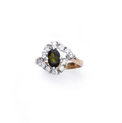 null Bague en or 750e, sertie d'une tourmaline verte ovale dans un entourage de diamants...