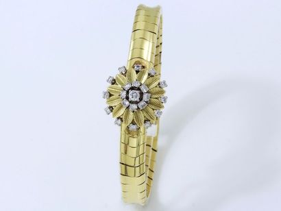null OMEGA
Montre bracelet de dame en or 750 millièmes, couvercle articulé décoré...