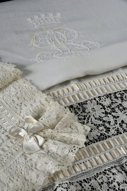  Somptueuse parure de lit, drap et taie, fin du XIXe siècle. En linon fil de main,...