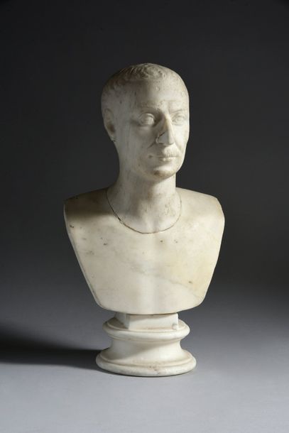  Buste d'homme en marbre blanc. Le buste d'époque néoclassique, la tête d'époque...