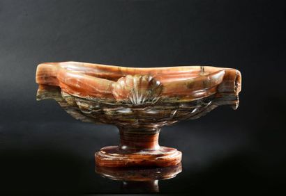 null Beautiful shuttle cup in ribboned alabaster, it rests on an oval pedestal, the...