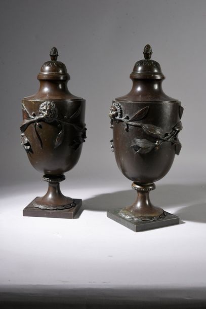  Deux urnes couvertes en bronze ciselé et patiné à décor de branches de laurier et...