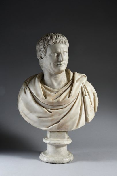  Buste d'empereur Romain en toge, sur un piédouche rond mouluré. La tête rapportée....
