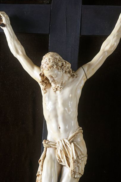 null Christ en ivoire très finement sculpté, sur une croix en ébène, dans un cadre...