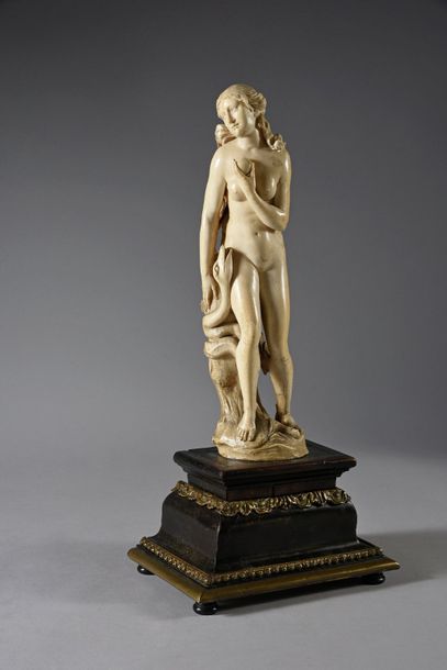 École Allemande du XVIIIe siècle Eve. Sculpture en ivoire. Presenté sur un socle...