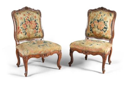 null Paire de chaises à la reine en bois mouluré, richement sculpté de cuirs, acanthes.
Pieds...