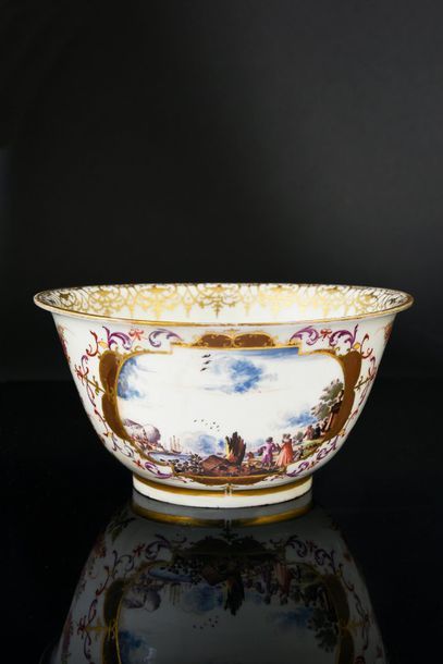 null Bol en porcelaine de Meissen du XVIIIe siècle Circa 1730-40, marque en bleu...