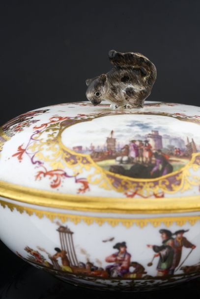 null Ecuelle et un couvercle en porcelaine de Meissen du XVIIIe siècle Circa 1725-30,...