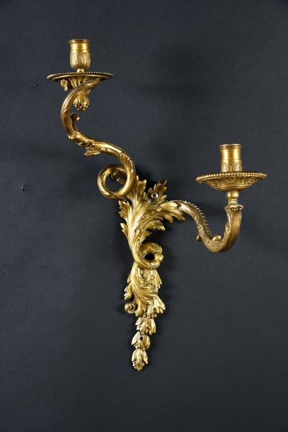 null Pair of light arms in chased and gilded bronze, with two light arms in winding,...