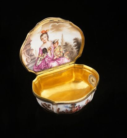 null Snuff box and its cover in 18th century Meissen porcelain, with a vermeil
frame...