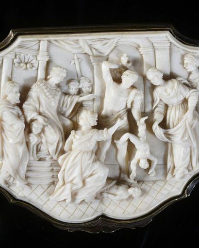 null Carved ivory box with contours, the lid decorated with Solomon's judgment, the...