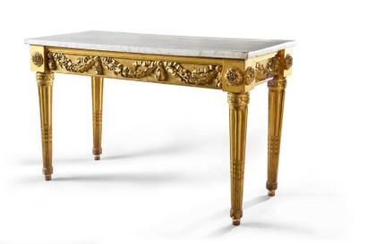 null Table console en bois sculpté et doré, elle repose sur quatre pieds gaine cannelés...