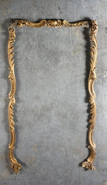 null Paire de frontons de miroir en bois sculpté et doré à décor d'agrafe rocaille.
Travail...