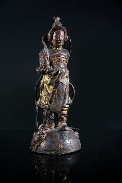 CHINE-Epoque MING (1368-1644) 
Statuette de gardien en bronze laqué rouge et or,...