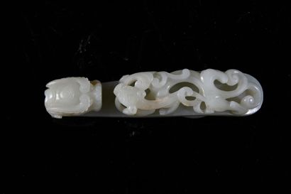 CHINE-XVIIIE SIÈCLE 
Large celadon nephrite fibula with relief carved decoration...