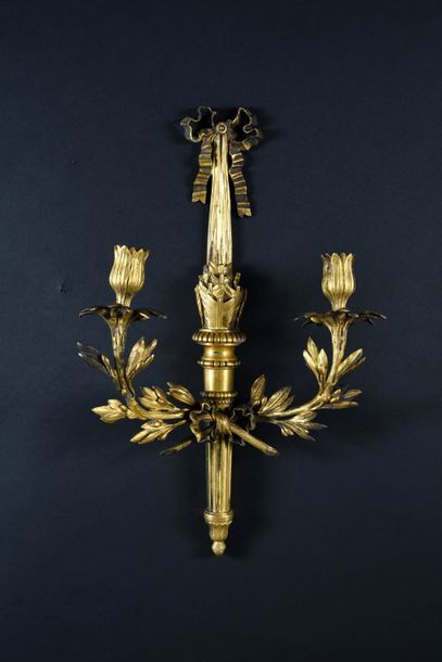 null Pair of sconces in chased and gilded bronze, the turntable in quiver of arrows...