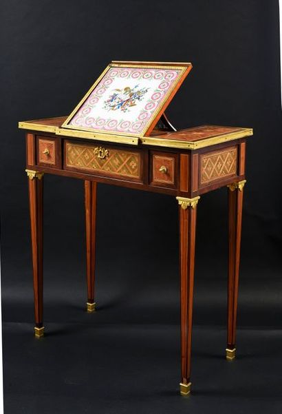 Small reading table in veneer and inlaid...