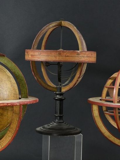  Sphère armillaire type Copernic en papier gravé et colorié, pied en bois noirci...