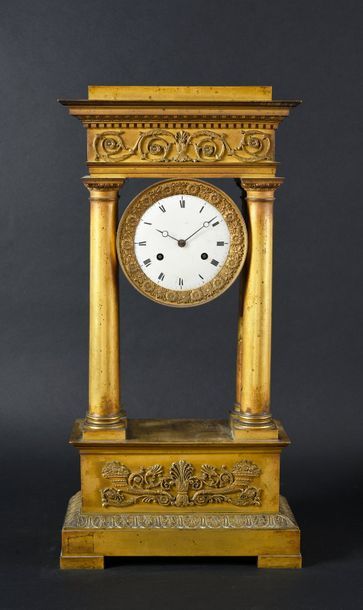 null Important portal clock in chased and gilded bronze, the base with acanthus and...