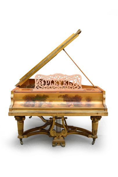 null Très beau et rare piano Pleyel datant de 1899.
Modèle D A estrade, quatre pieds...