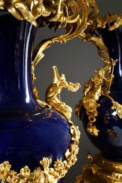 null Paire d'importants vases balustres en porcelaine, bleu de Sèvres, à riche monture...