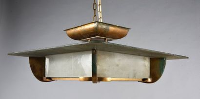 Jean PERZEL (1892-1986) attribué à. 
Suspension moderniste en bronze doré et verre...