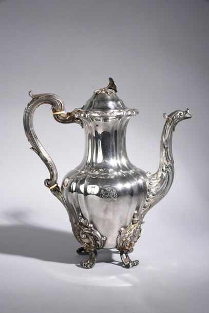 null Large silver jug with a baluster shape and animated ribs.
On four openwork feet...