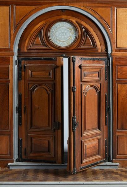 null Important model of a building door in moulded walnut, lacquered wood and wrought...