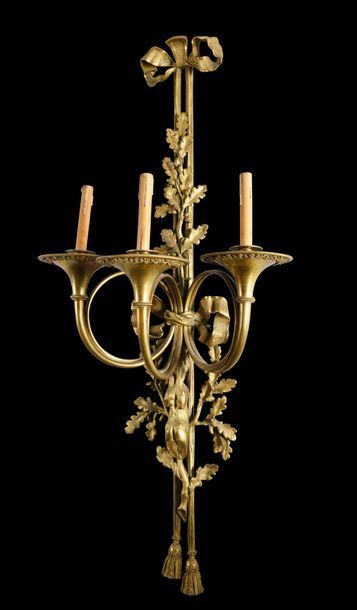 null Pair of chased and gilded bronze wall lights with three hunting horn-shaped...